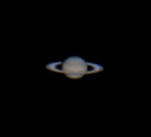 Planeta Saturn vazuta printr-un mic telescop